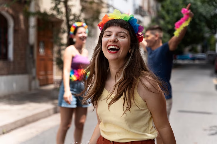 Mulher alegre na rua com roupa de carnaval
